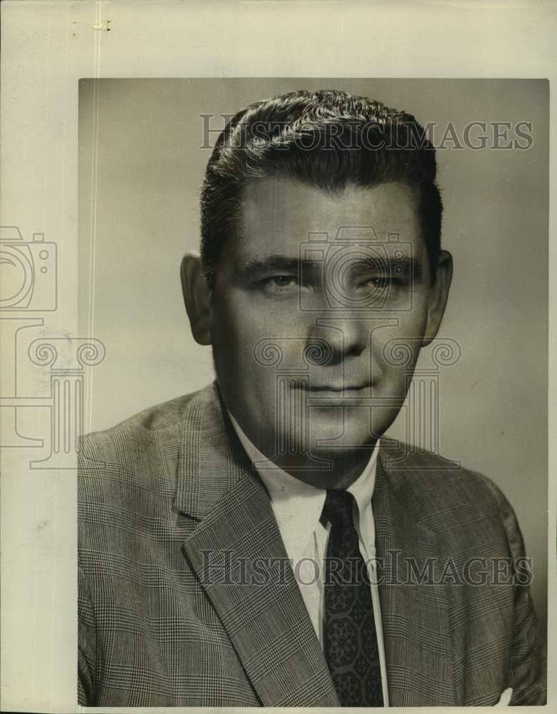 1966 Press Photo Gomer H. Ward, Marketing Manager for DuPont Company - Historic Images