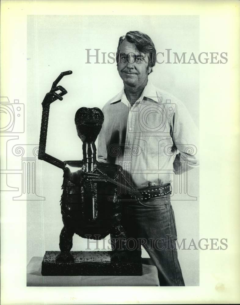 1982 Phil Ward with his sculpture of E. T., Texas - Historic Images