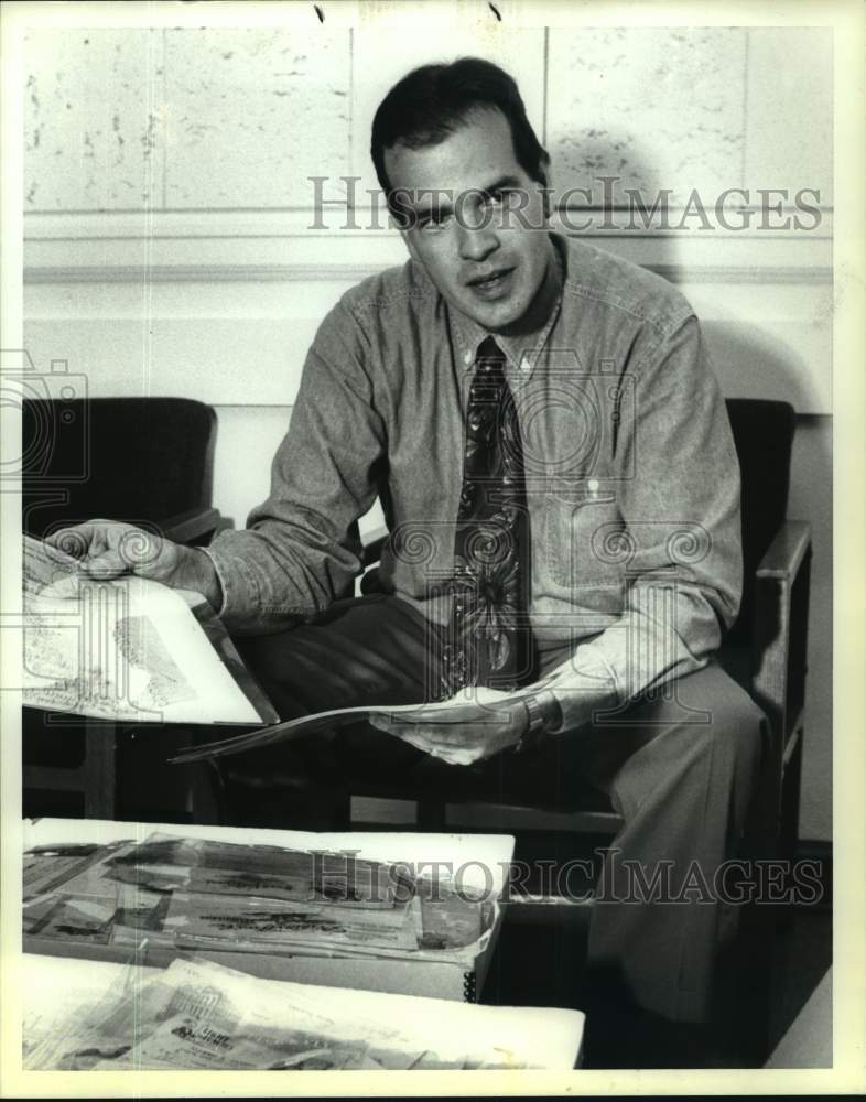 1992 Press Photo Larry Walker with his collection of stationery - Historic Images