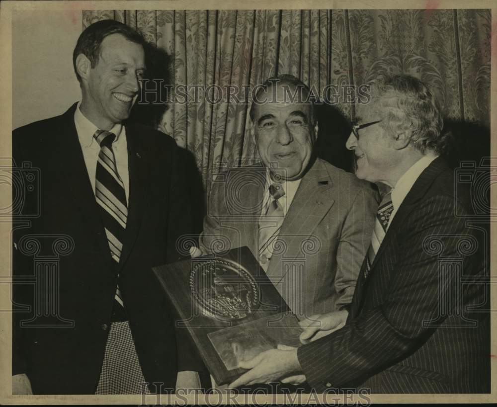 1978 Henry B. Gonzalez poses holding plaque with two other men-Historic Images