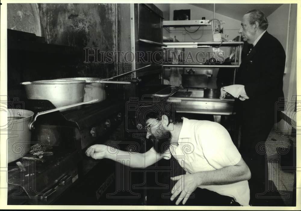 1990 Rabbi Peach Weitz at Glatt Kosher Italian Restaurant in Florida-Historic Images