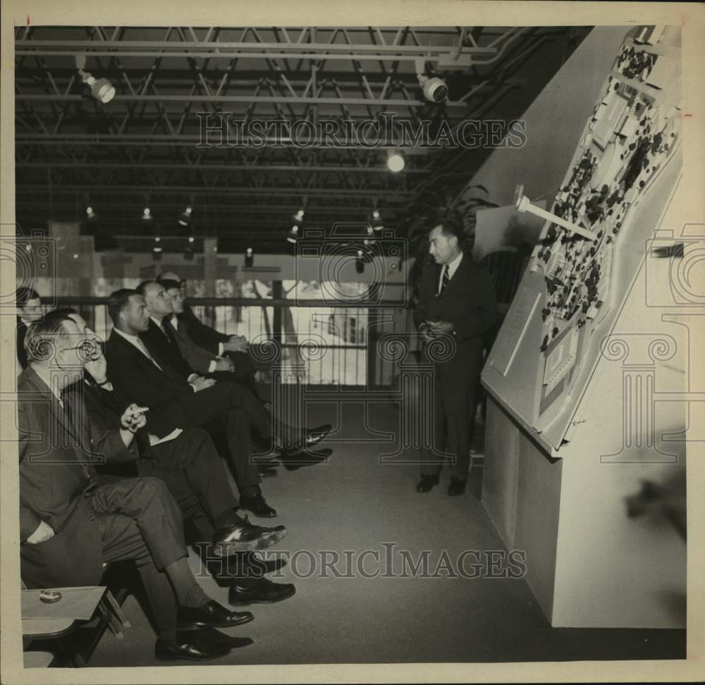 1967 Press Photo Gentlemen at Fair Showroom Briefing - saa31371- Historic Images