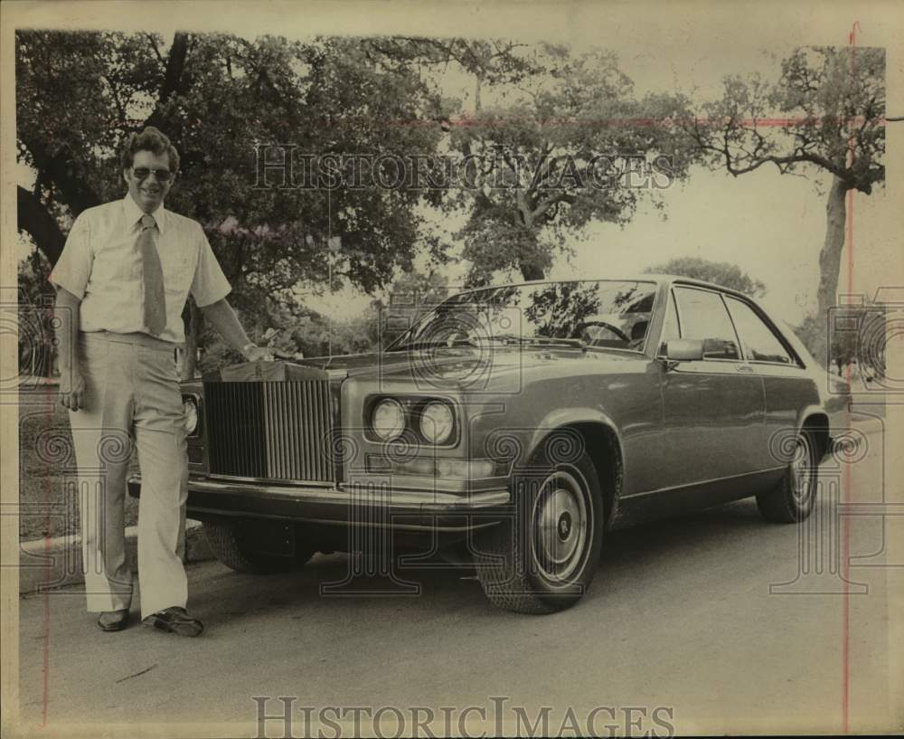 1976 Press Photo Al Goldsmith, car salesman, next to $90,000 Rolls Royce - Historic Images