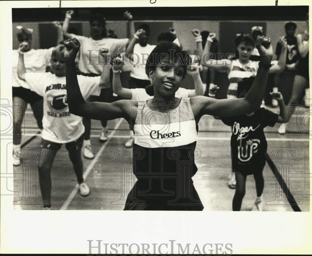 1987 Press Photo Cheers owner Rosalyn Jones teaching cheerleading class, Texas - Historic Images