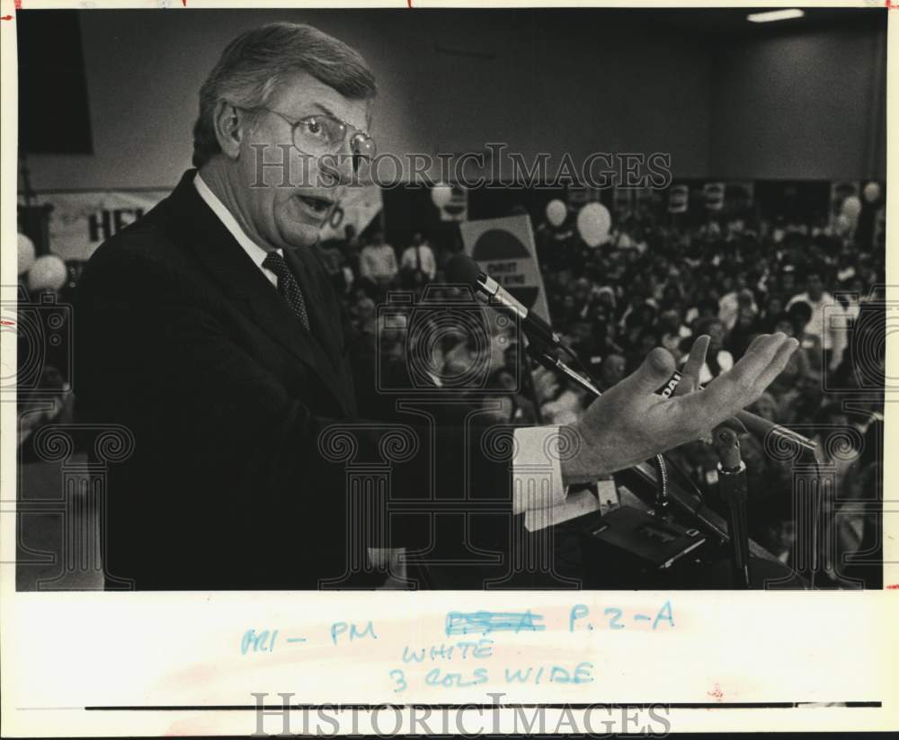 1986 Governor Mark White speaks at St. Henry&#39;s Church.-Historic Images