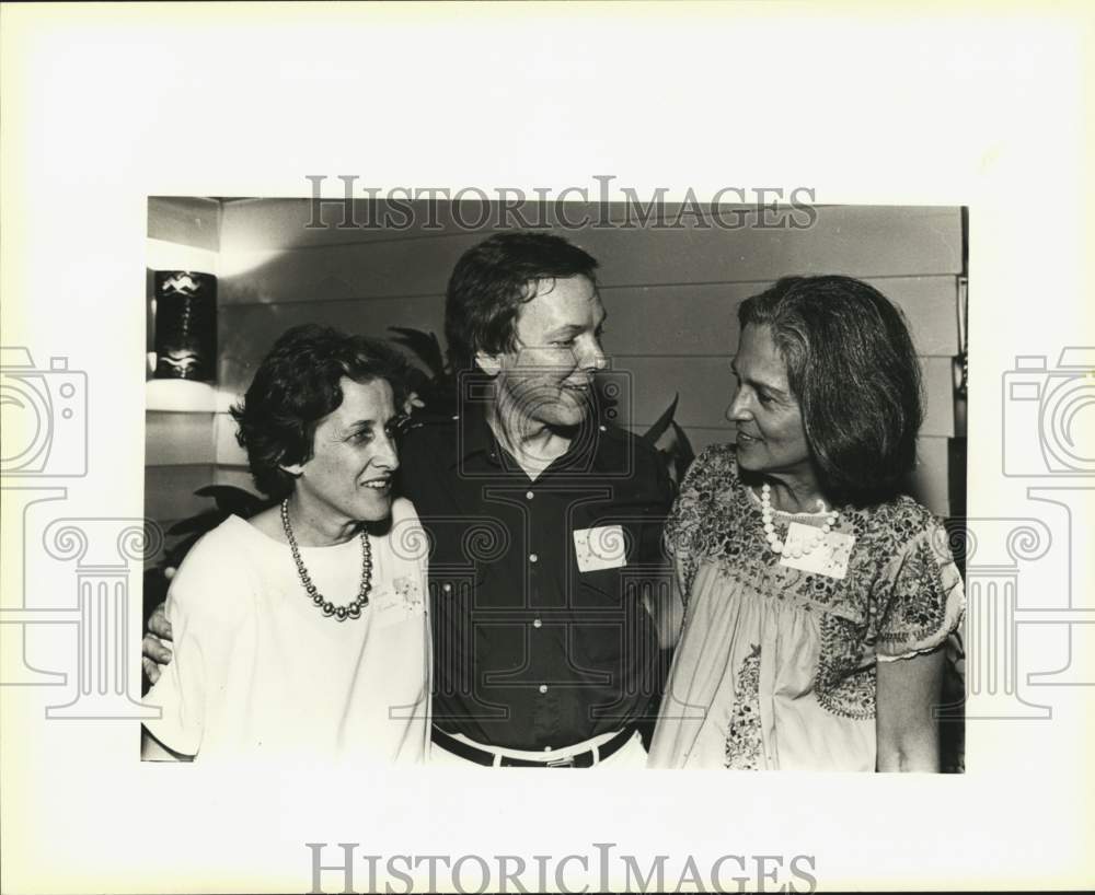 1987 Linda Winston Andrew Schenck &amp; Ruth Garwitz at Narboni barbecue-Historic Images