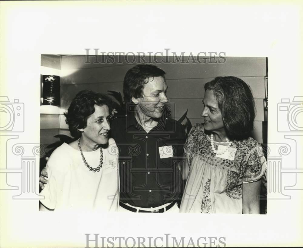 1987 Linda Winston Andrew Schenck & Ruth Garwitz at Narboni barbecue-Historic Images