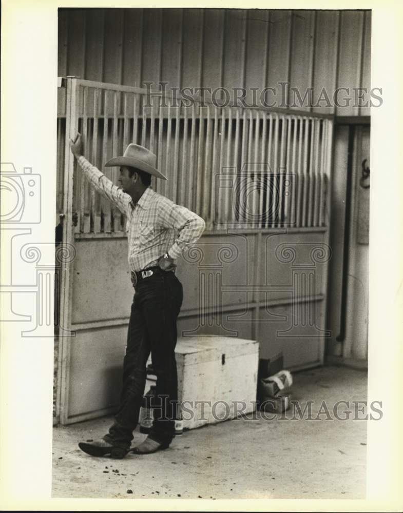 1986 Leon Harrell outside animal stall in barn-Historic Images