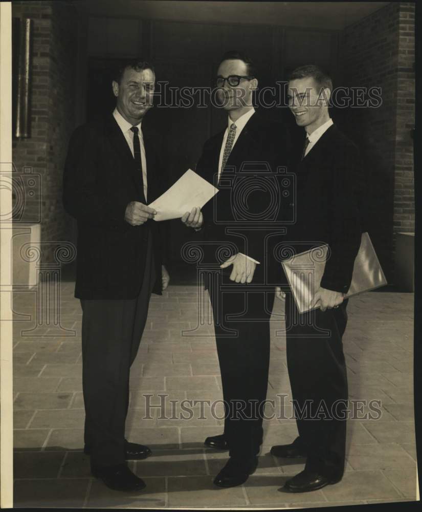 1960 Press Photo Ed Harper with students at Trinity University, Texas - Historic Images