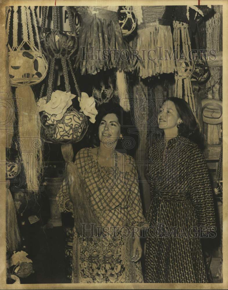 1977 Mmes. Frank Saucedo and F. Nolan Welmaker look at hanging pots-Historic Images