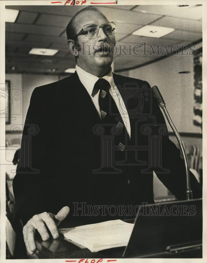 1975 Attorney Richard Harris standing at podium, Texas-Historic Images