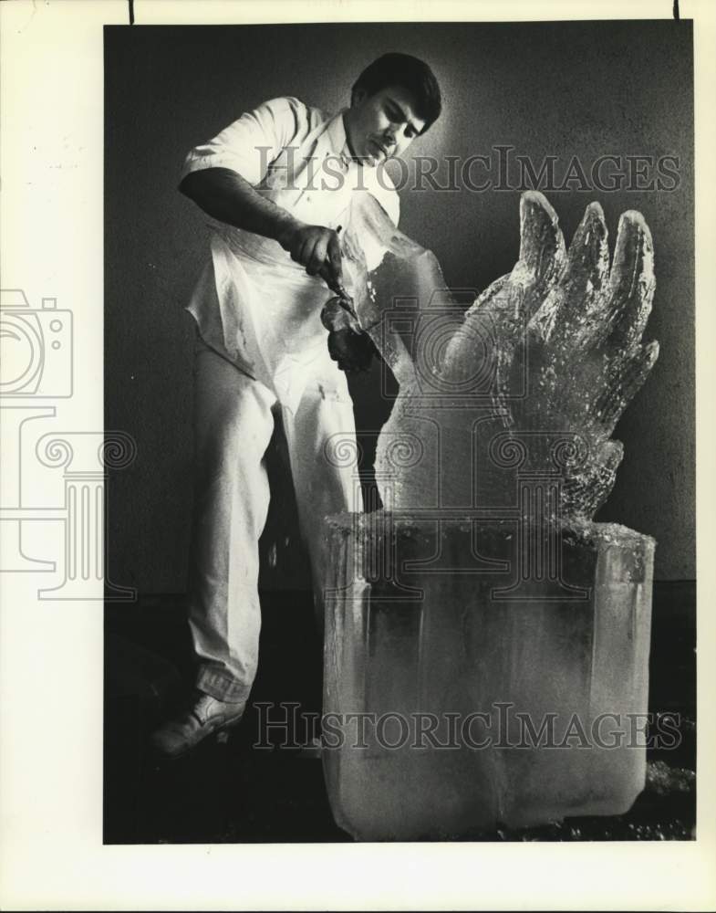 1982 Tom Winkler sculpting swan from block of ice, Texas-Historic Images