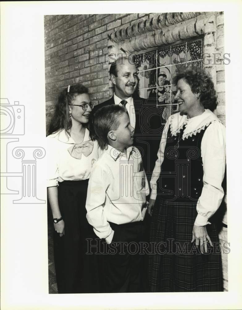 1989 Press Photo Members at UTSA Children&#39;s Chorus benefit at S.A. Art Institute - Historic Images