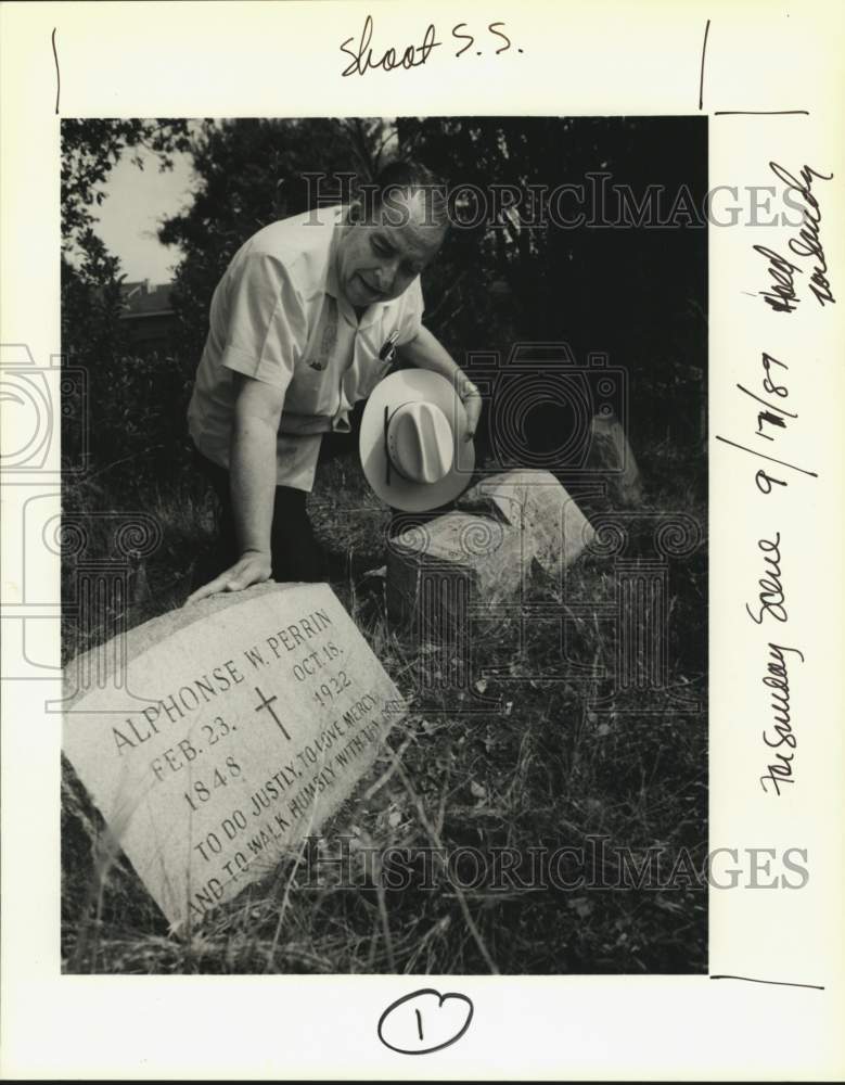 1989 Tom Wilson in the historic Perrin Cemetery on Perrin Beitel.-Historic Images