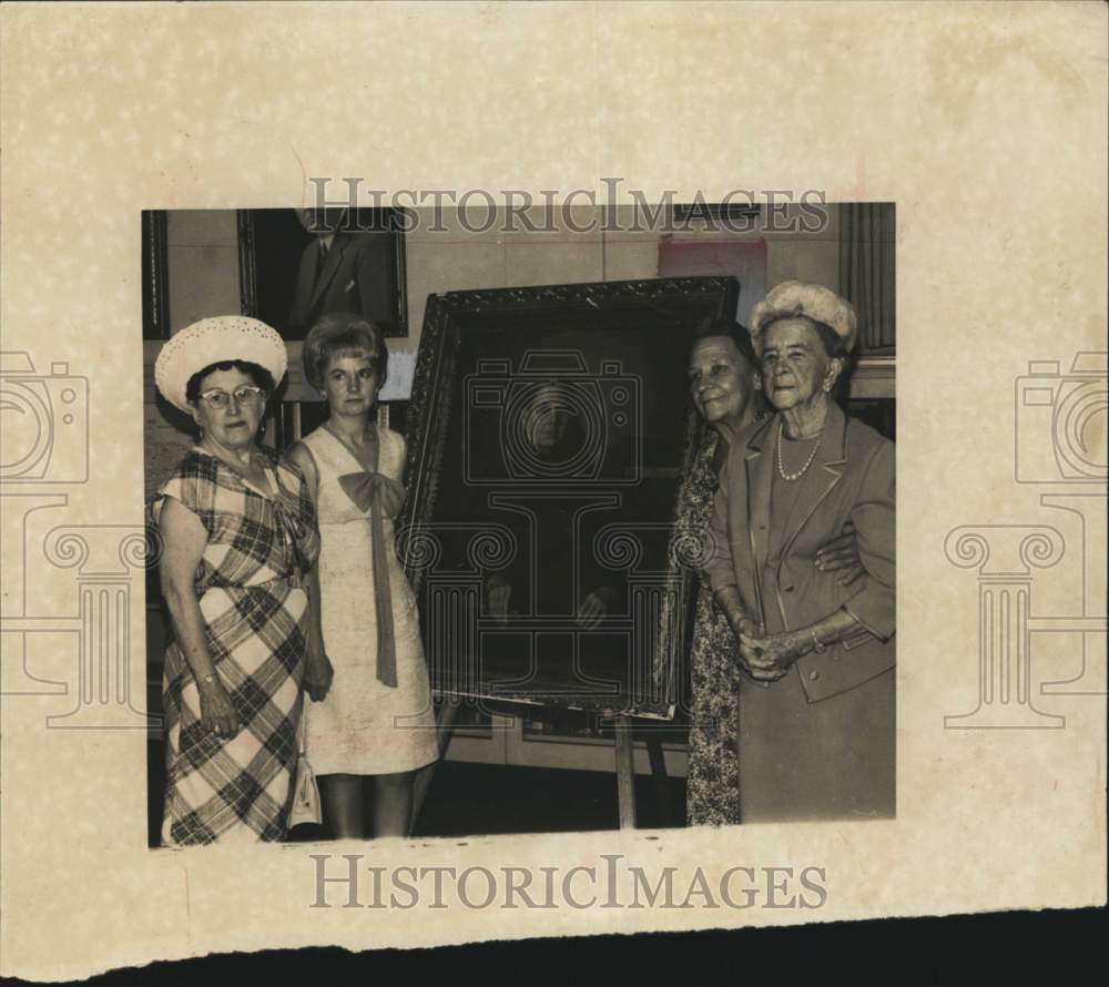 1966 DRT General and Ladies with painting of Louise McIntosh-Historic Images