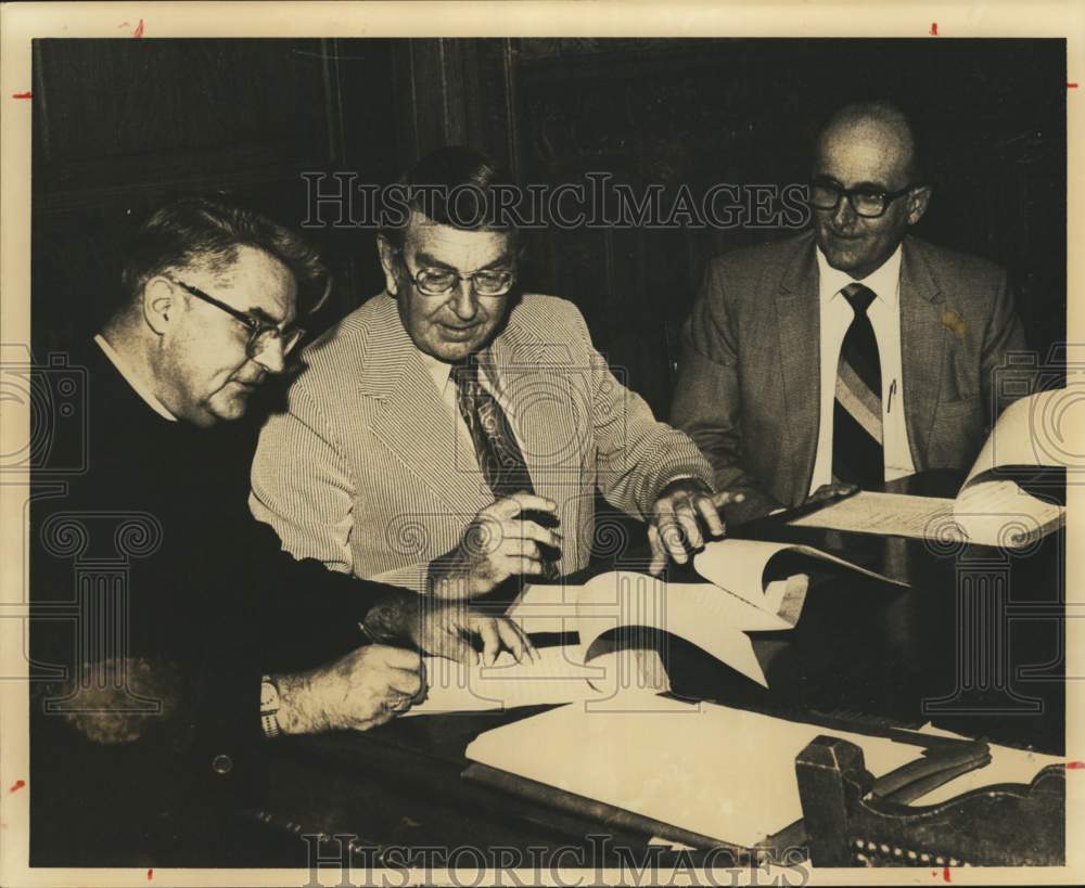 1975 Reverend Patrick Guidon and officials signing document-Historic Images