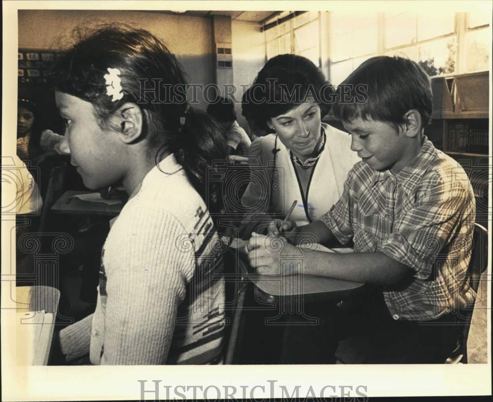 1983 Texas Governor's wife with Pearce Elementary students-Historic Images