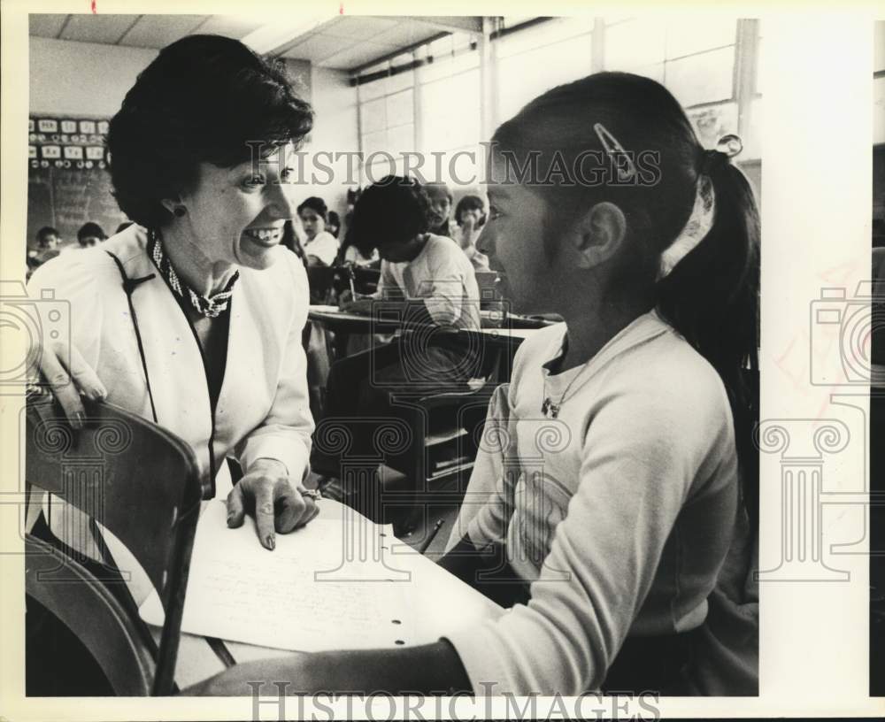 1983 Texas Governor&#39;s wife with Pearce Elementary student-Historic Images