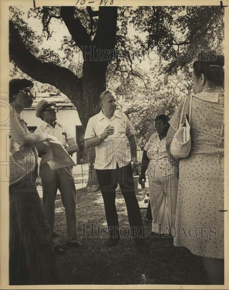 1977 Glen Hartman Speaks To Senior Citizens In Park-Historic Images