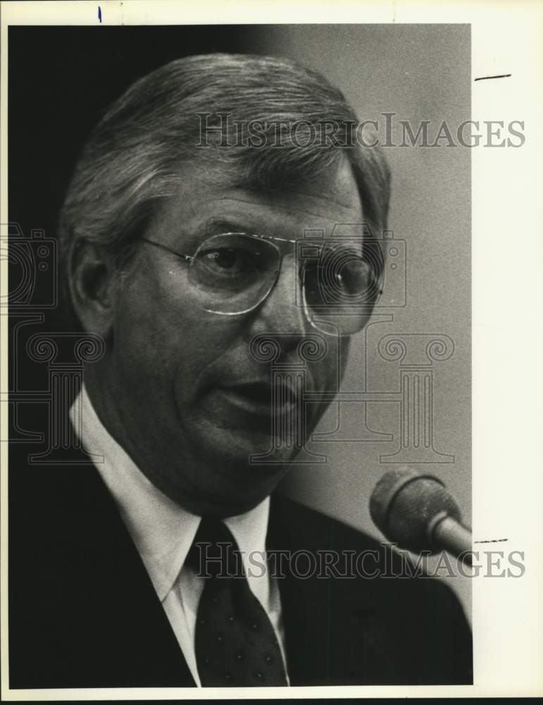 1986 Governor Mark White Of Texas speaks into microphone-Historic Images