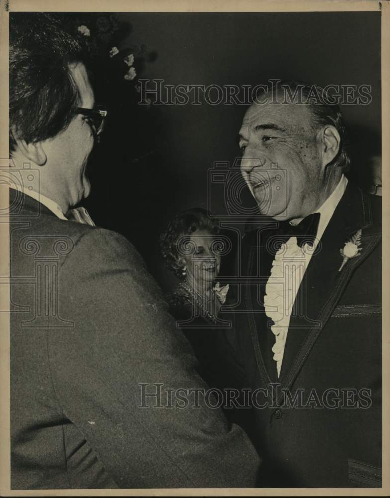 1975 Henry B. Gonzalez talking with Maurey Luna-Historic Images