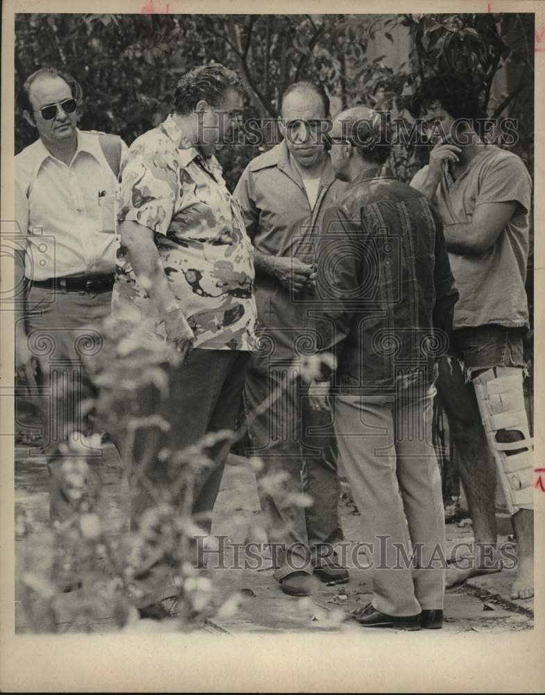 1975 Henry B. Gonzalez visiting with gentlemen-Historic Images