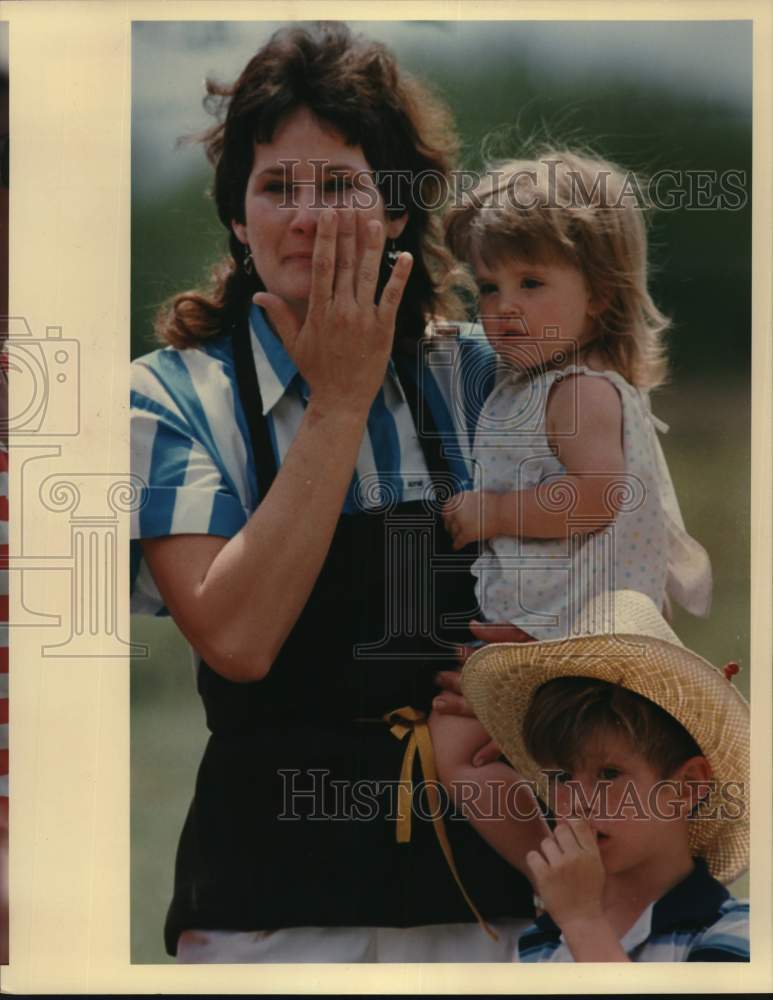 1988 Wanda Bodiford & kids react after their house exploded in Texas-Historic Images