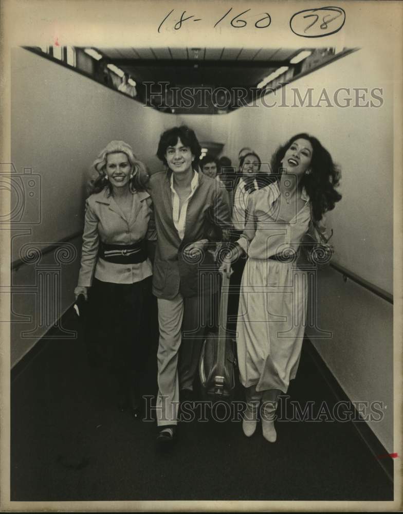 1978 Designer Ricardo Santana walking with ladies-Historic Images