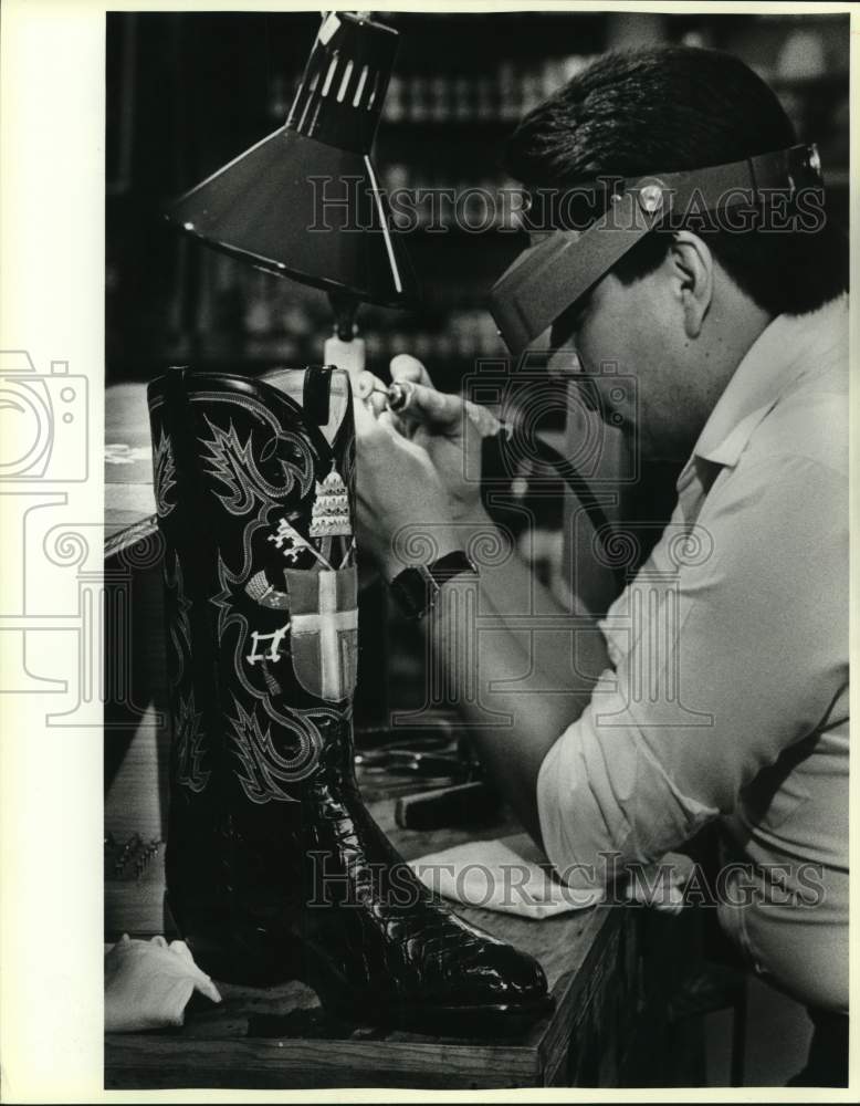 1987 Nicky Garcia works on Pope John Paul II&#39;s boots-Historic Images