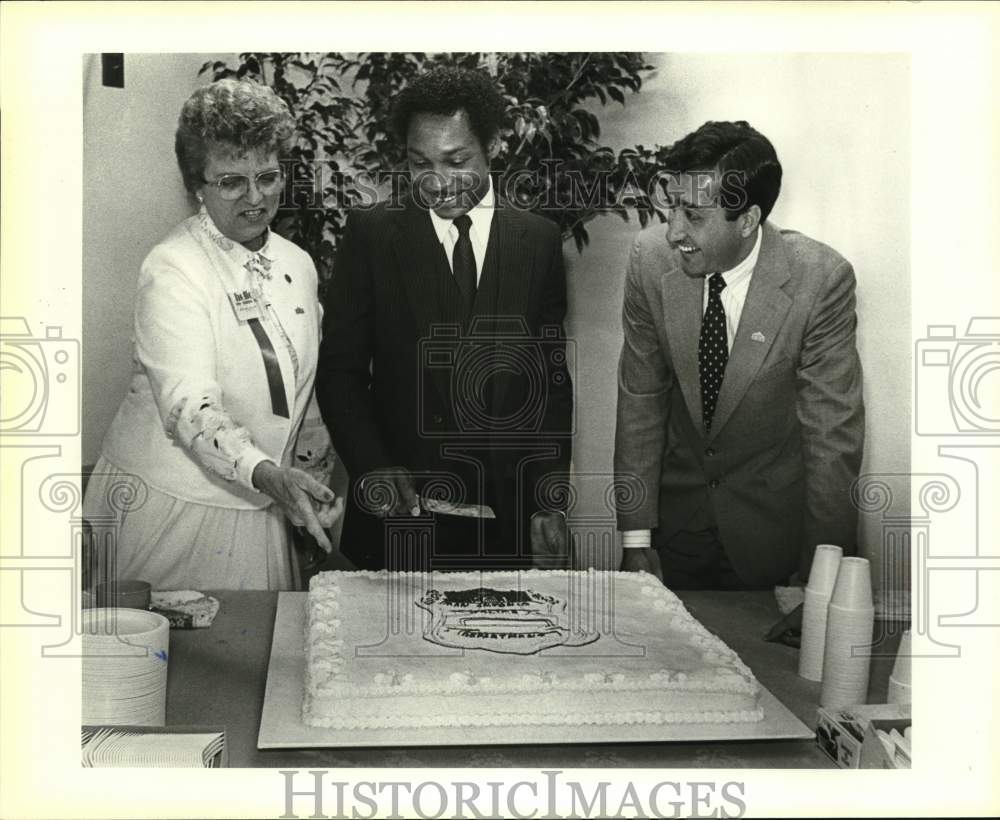 1983 San Antonio Mayor Henry Cisneros cuts cake with others-Historic Images