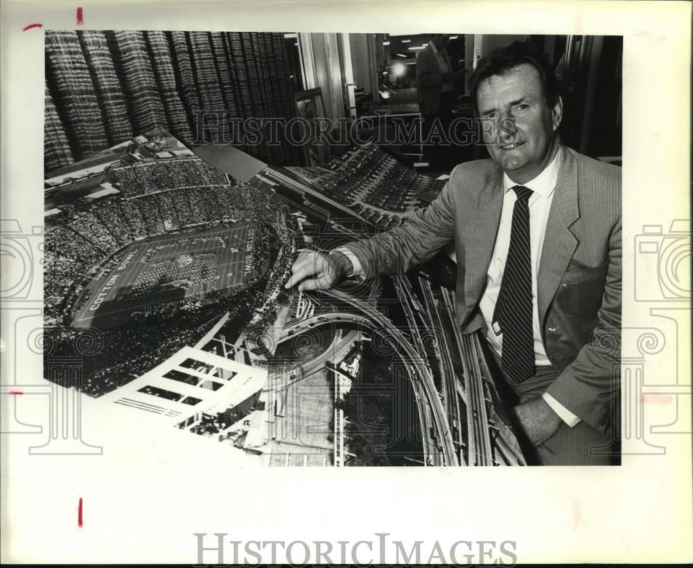 1984 Australian Publisher Kevin Weldon With City Model-Historic Images