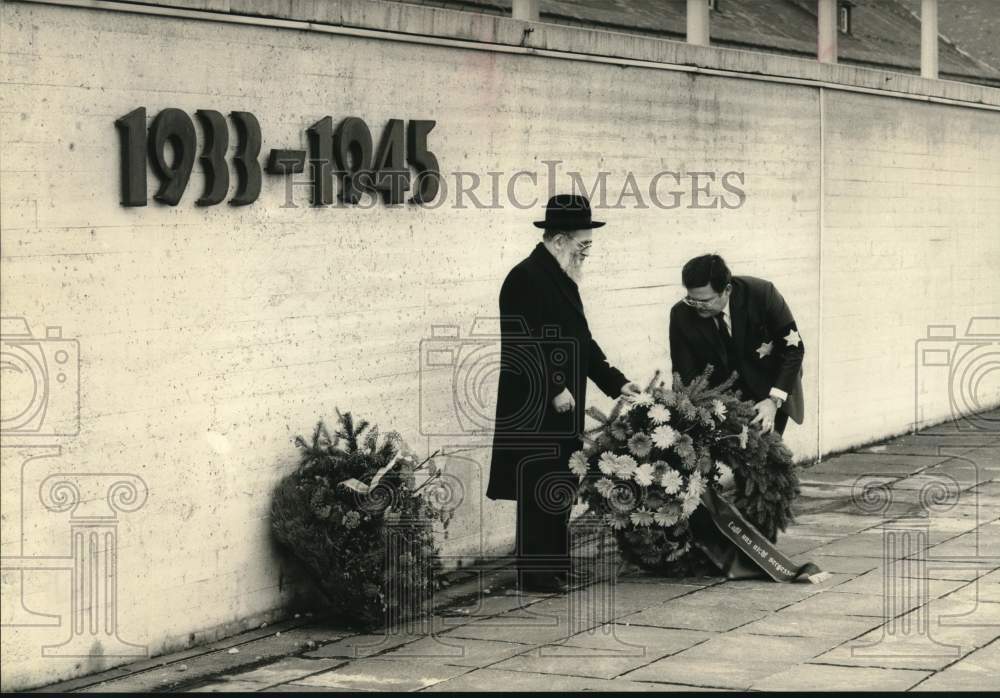 1985 Rabbi Biberfeld & Rev. John Hagee of San Antonio place wreath-Historic Images