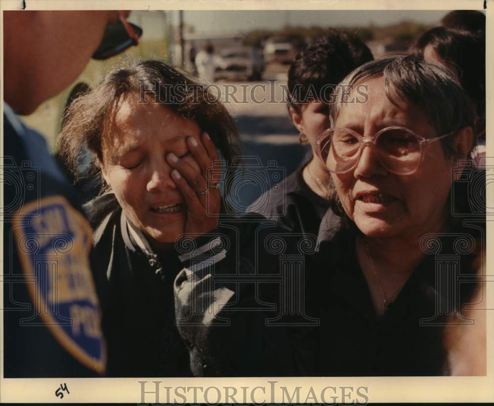 1988 Ladies talking to police after their house fire, Texas-Historic Images