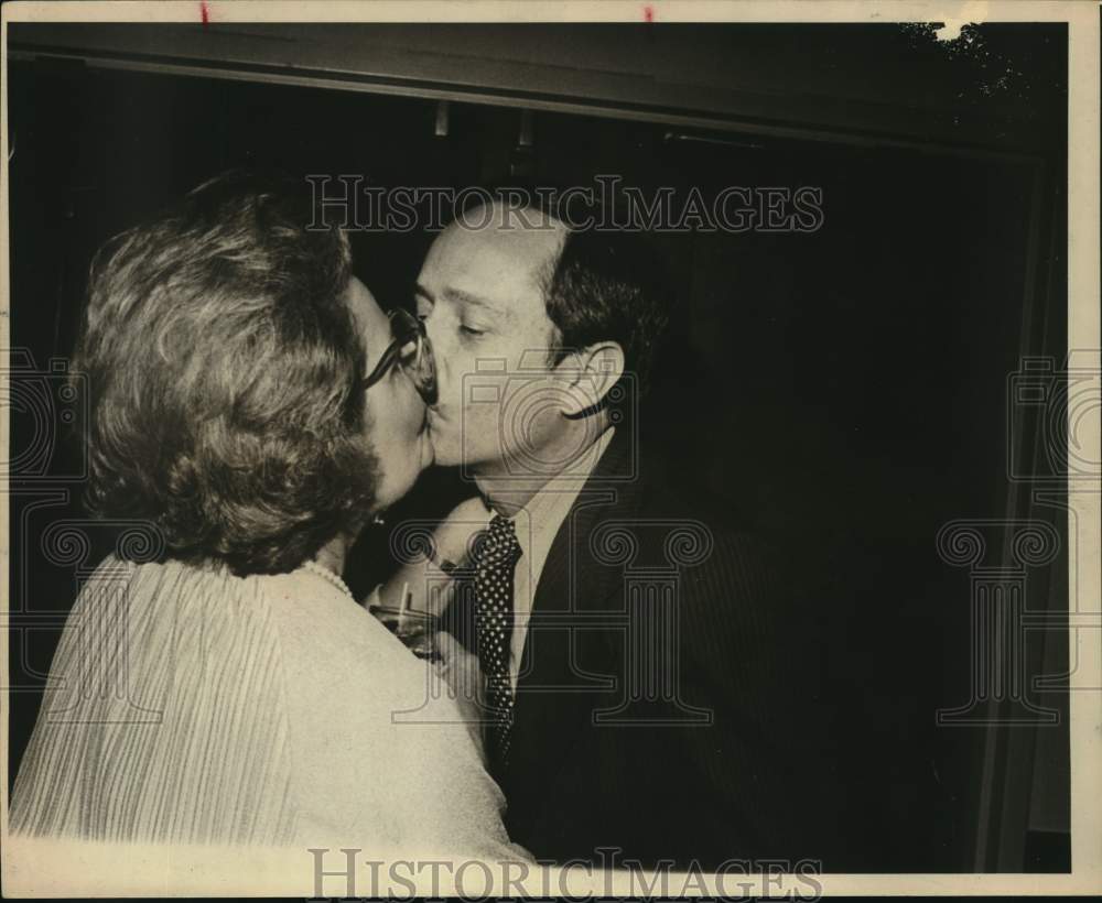 1979 Doris Langley greets Jeff Wentworth, Texas-Historic Images