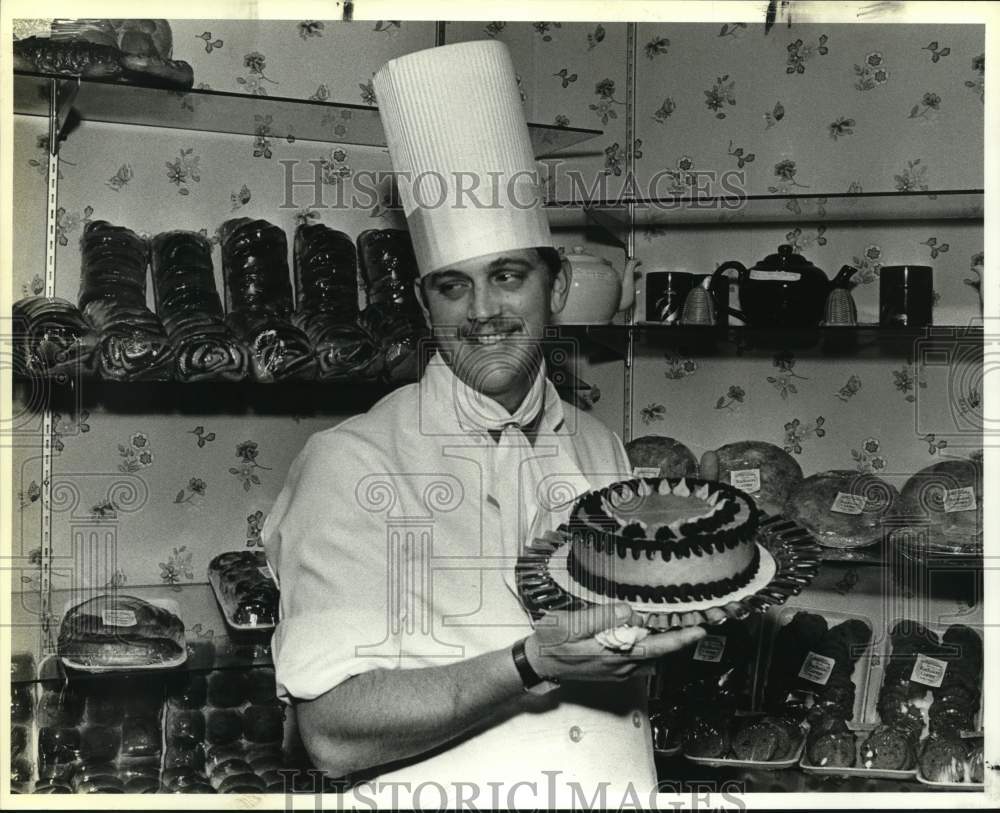 1987 Chef Mark Weber of Gunter Hotel holding one of his cakes, Texas-Historic Images