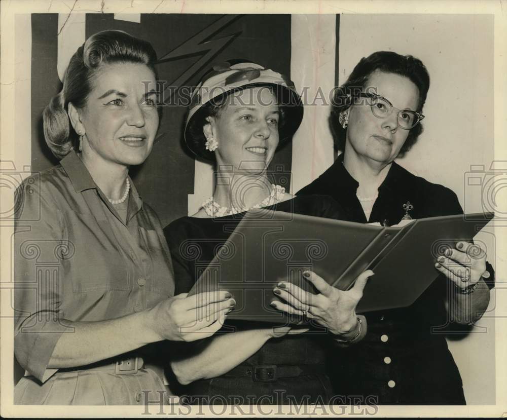 1960 Mrs. A.R. Turbeville With Two Other Women On Stage-Historic Images