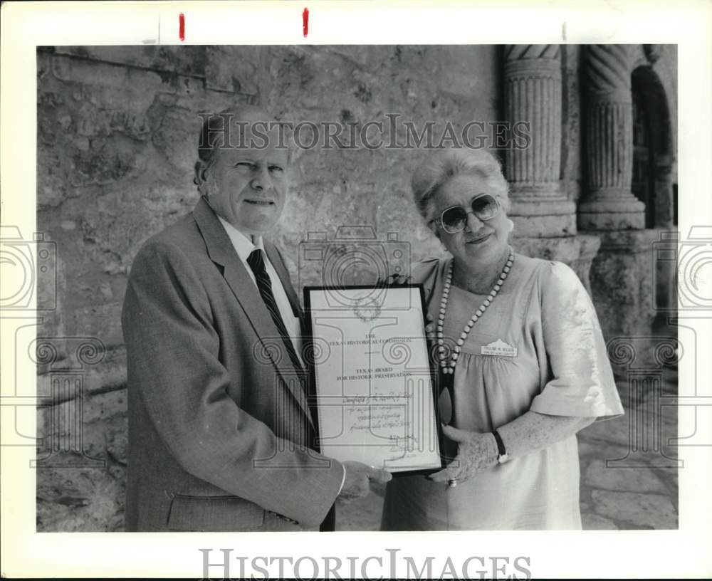 1990 Curtis Tunnell, Pauline M. Wilson With Alamo Preservation Award-Historic Images