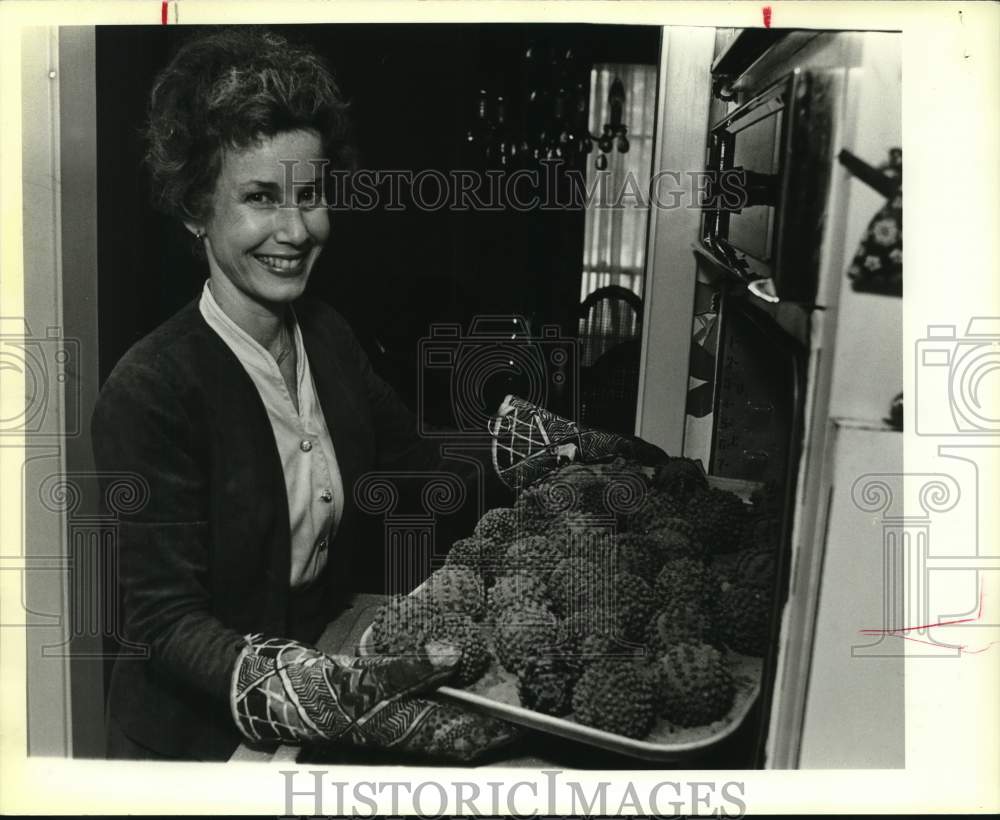 1983 Helen Jones with pomanders for Christmas Bazaar, Texas-Historic Images