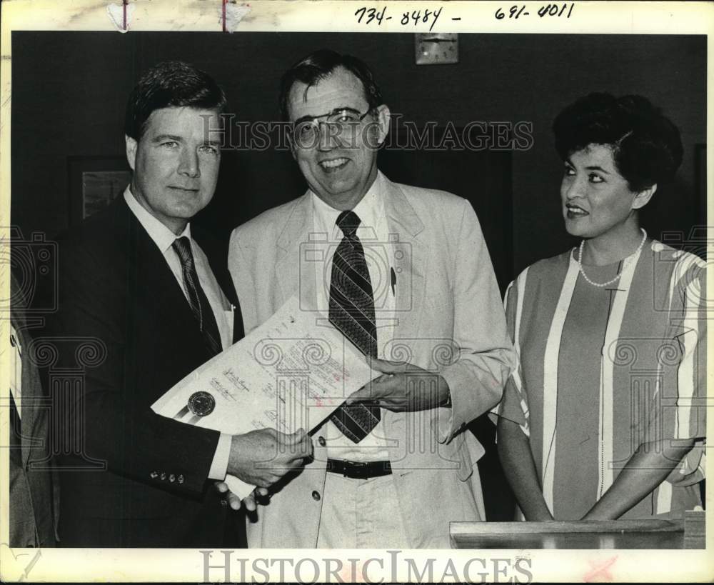 1985 Judge Tom Vickers, Dr. Manuel &amp; Maria Antonietta Berriozabal-Historic Images