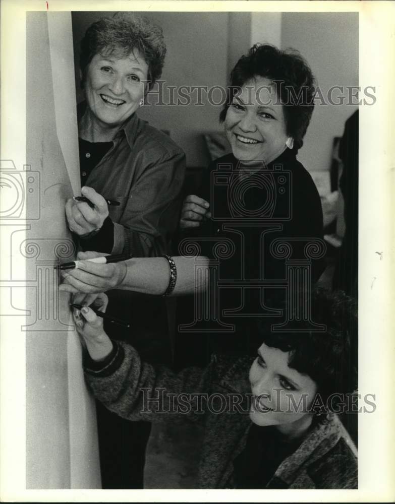1987 Women sign star that leads to Texas Sculpture Symposium Gallery-Historic Images