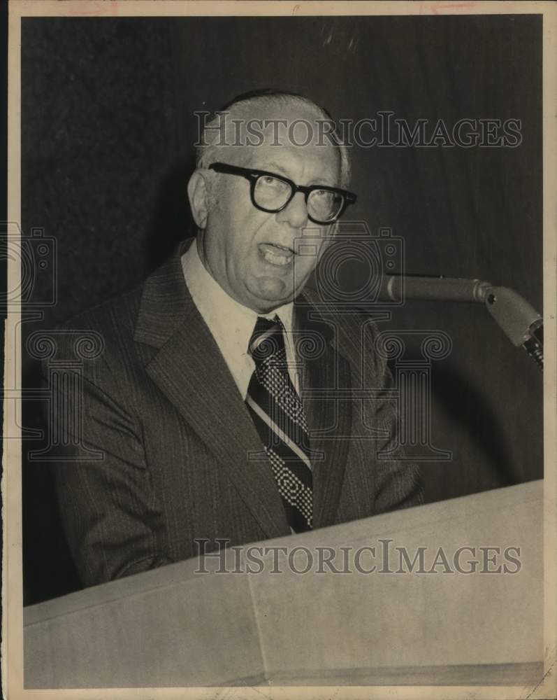 1978 Rabbi David Jacobson speaks at podium-Historic Images