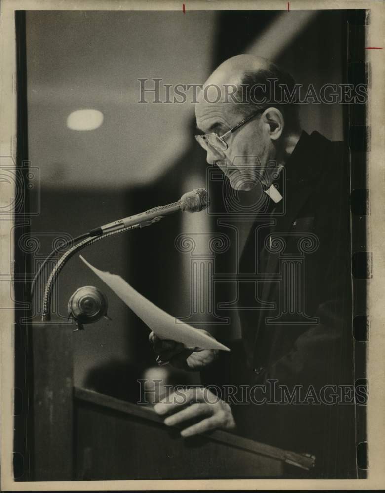 1979 Archbishop Jean Jadot speaks from podium-Historic Images