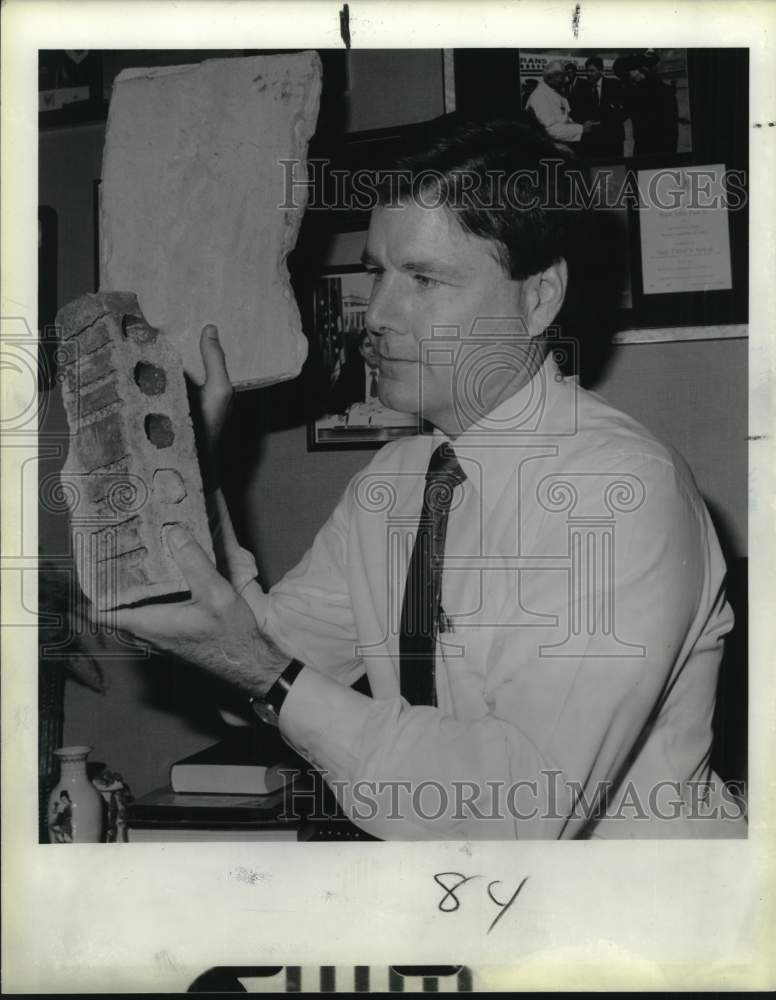 1988 Judge Tom Vickers displays concrete block.-Historic Images