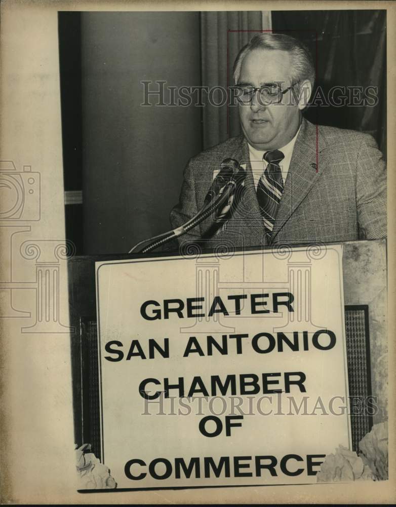 1975 Lyndon Sledge addresses Greater San Antonio Chamber of Commerce-Historic Images