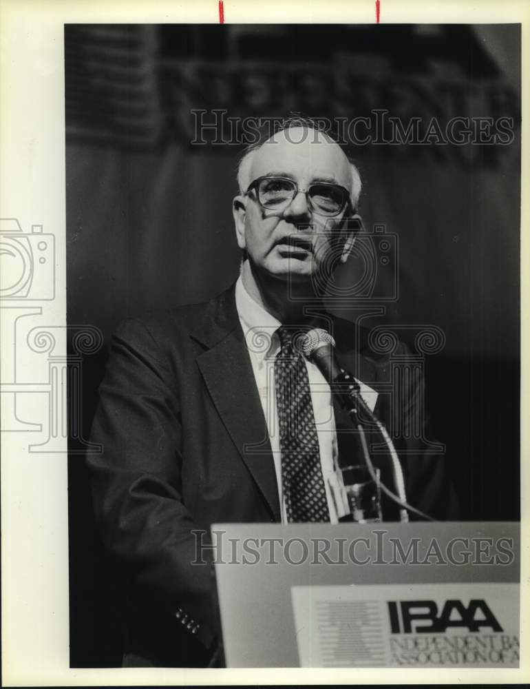 1985 Paul Volcker speaks at Independent Bankers Association meeting-Historic Images