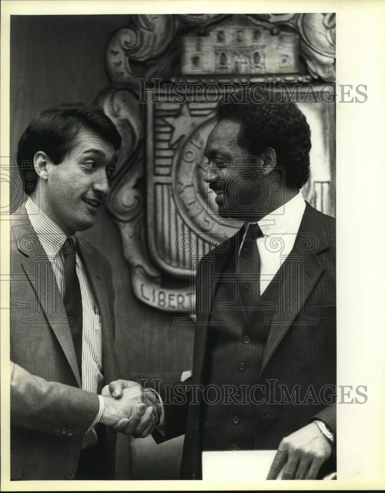 1983 Henry Cisneros and Jesse Jackson greet at City Council session.-Historic Images