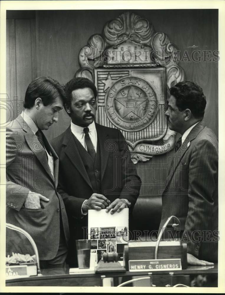 1983 Jesse Jackson confers with Henry Cisneros, Joe Webb in Texas-Historic Images