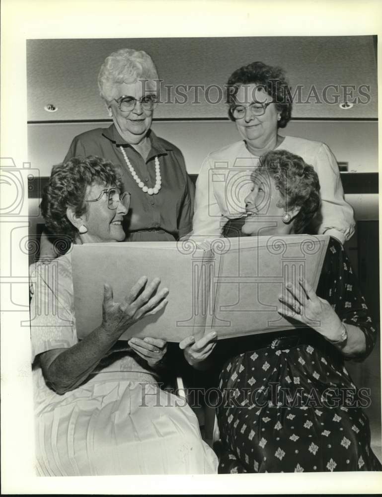 1989 Council of Catholic Women hostesses attend luncheon and auction-Historic Images