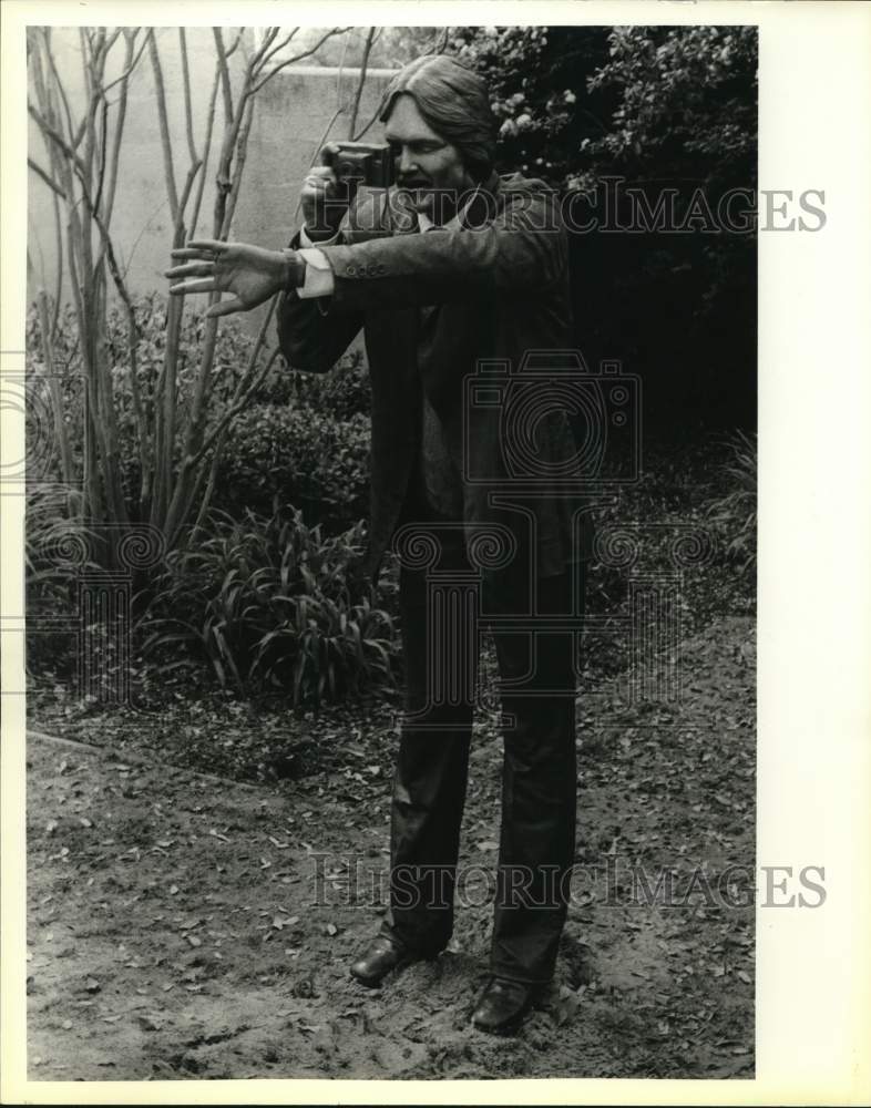 1984 Sculptor S. Seward Johnson, Jr. uses camera, Four Seasons Hotel-Historic Images