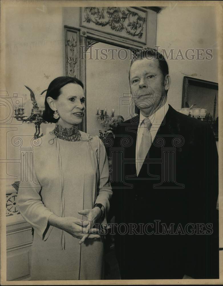 1976 Gloria Vanderbilt and Walter N. Mallres pose-Historic Images